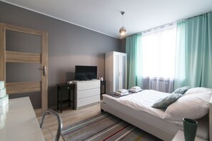 Studio (A) | Living room | Flat-screen TV