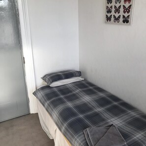 Basic Single Room, Shared Bathroom | Iron/ironing board, free WiFi, bed sheets - Marlborough Hotel (Hull)