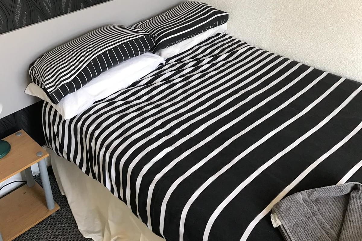 Basic Double Room, Shared Bathroom | Iron/ironing board (on request), WiFi (free), bed sheets