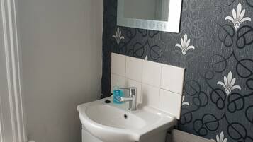 Basic Single Room, Shared Bathroom | Iron/ironing board, free WiFi, bed sheets