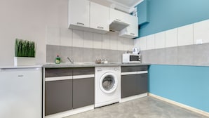 Apartemen (3) | Dapur pribadi | Lemari es, kompor, ketel listrik, dan peralatan masak/sendok-piring