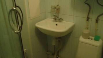 Huoneisto | Kylpyhuone | Suihku, ilmaiset hygieniatuotteet, pyyhkeet