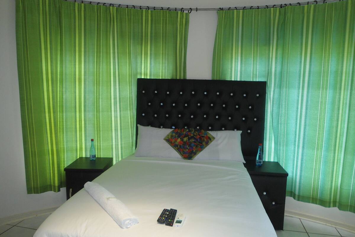 Cortinas blackout, wifi gratis y ropa de cama
