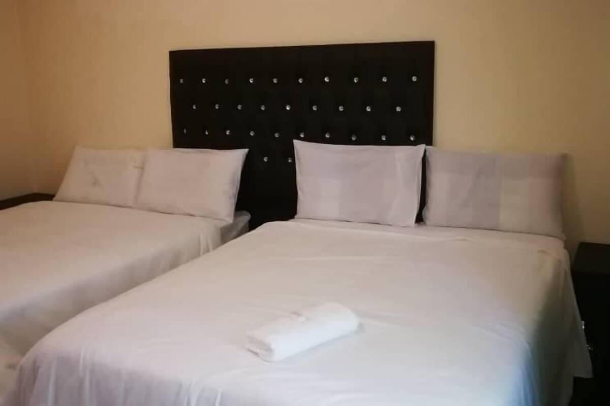Cortinas blackout, wifi gratis y ropa de cama