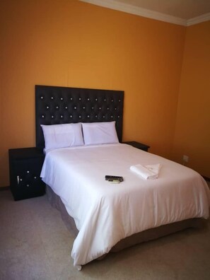 Cortinas blackout, wifi gratis y ropa de cama