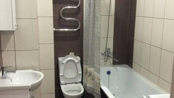 Apartment | Badezimmer | Badewanne, kostenlose Toilettenartikel