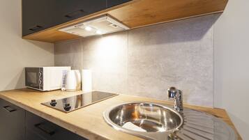 Appartement Deluxe (21A) | Cuisine privée | Réfrigérateur, micro-ondes, plaque de cuisson, bouilloire électrique