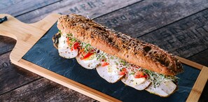 每日供应欧陆式早餐（每人 PLN 25）