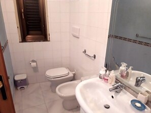 Apartment, 1 Bedroom | Bathroom | Shower, rainfall showerhead, bidet - Melino House Big (Librizzi)