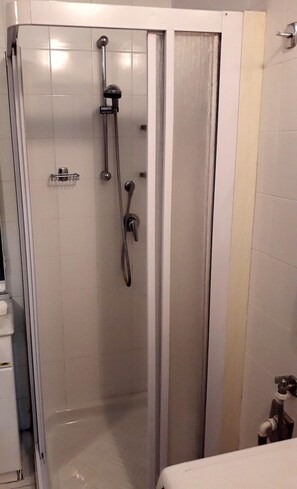 Appartement, 1 slaapkamer | Badkamer met douche