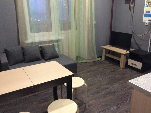 Departamento, 1 habitación | Sala de estar | Televisión de pantalla plana 