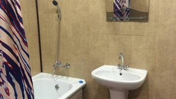 Apartment, 1 Schlafzimmer | Badezimmer | Badewanne, kostenlose Toilettenartikel