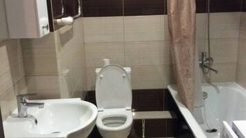 Apartment, 1 Schlafzimmer | Badezimmer | Badewanne, kostenlose Toilettenartikel