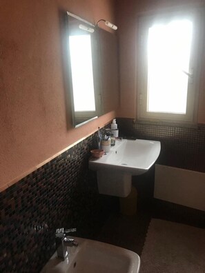 House, 5 Bedrooms | Bathroom | Shower, bidet, towels - Villa Gallo Antony (Patti)