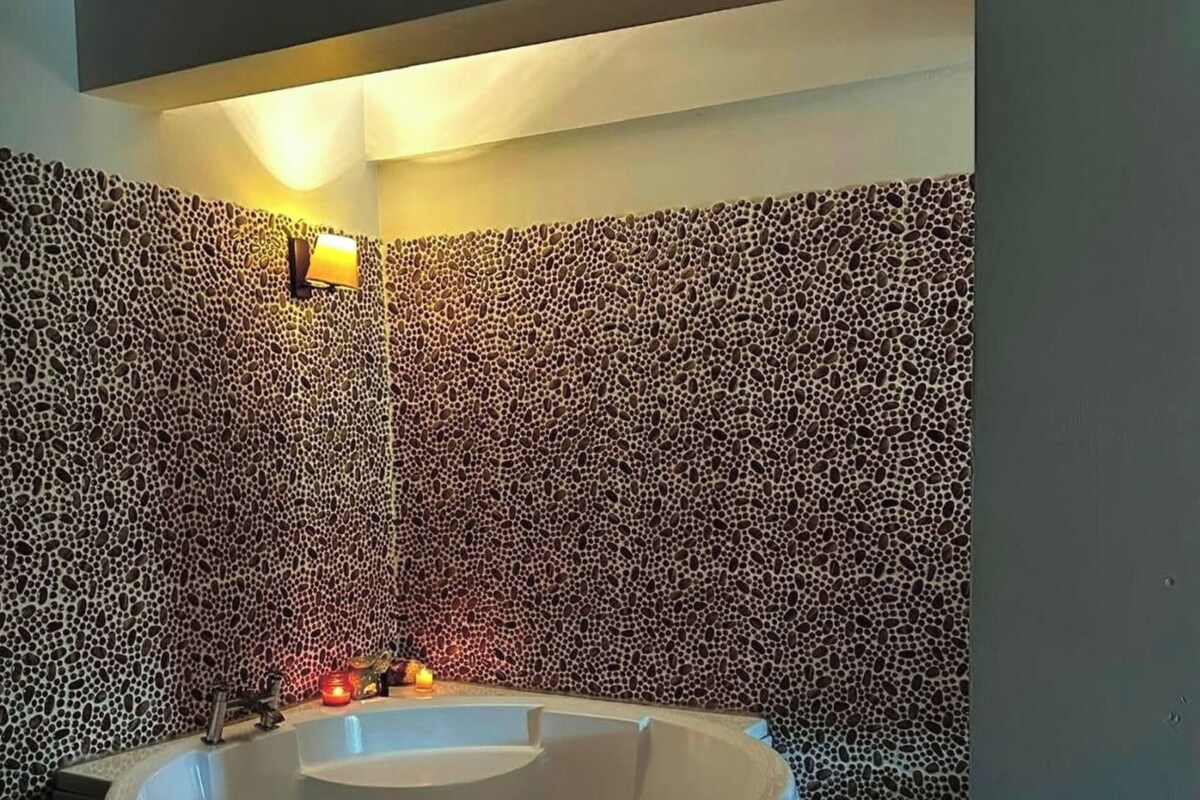 Bathroom | Shower, free toiletries, slippers, towels