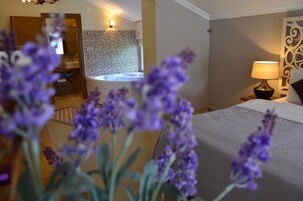 Quarto casal, banheira de hidromassagem | Área de estar | TV LCD, lareira