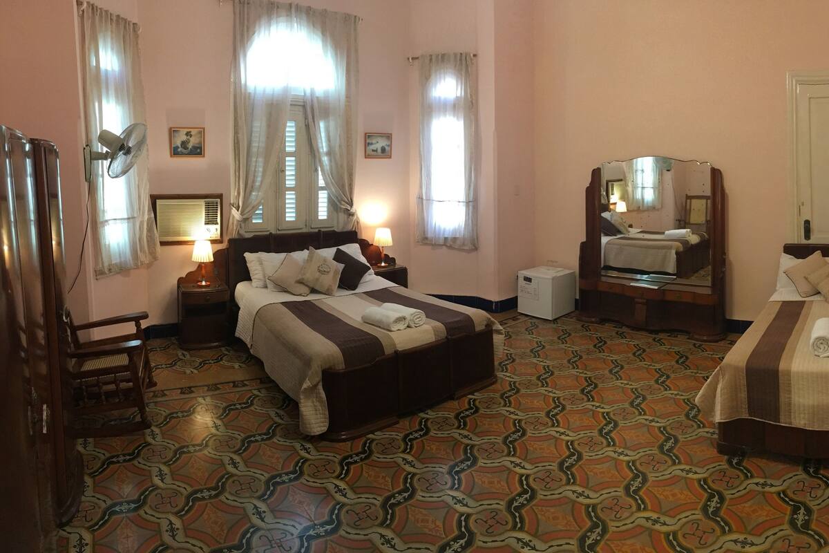 Driepersoonskamer, uitzicht op tuin | Een minibar, gratis wifi, beddengoed