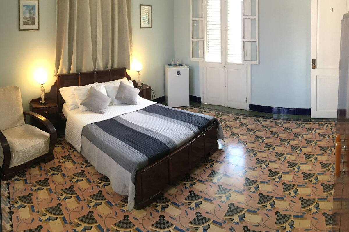 Vierpersoonskamer, uitzicht op de stad | Een minibar, gratis wifi, beddengoed