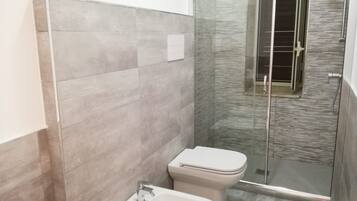 Appartamento, 2 camere da letto | Bagno | Doccia, soffione a pioggia, bidet, asciugamani