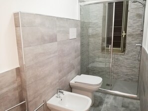 Apartment, 2 Bedrooms | Bathroom | Shower, rainfall showerhead, bidet, towels - Il Giardino Di Lucia Bilocale Karma (Gioiosa Marea)