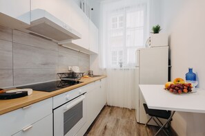 Apartamento | Cozinha americana privada | Geladeira, cooktop, talheres/pratos/utensílios de cozinha