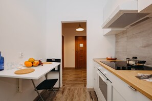 Apartamento | Cozinha americana privada | Geladeira, cooktop, talheres/pratos/utensílios de cozinha
