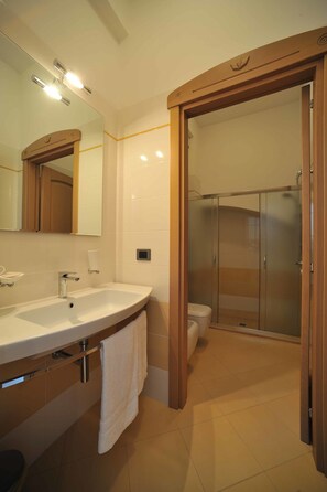 Apartamento, 1 habitación | Baño | Ducha, artículos de higiene personal gratuitos, secador de pelo y bidé