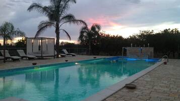 Kolam renang outdoor, dengan kursi berjemur