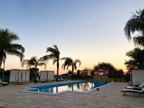 Piscine extérieure, chaises longues