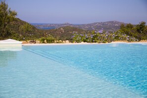 Seasonal outdoor pool, open 7:00 AM to 8:00 PM, pool umbrellas - Casagliana Suite Resort (Olbia)