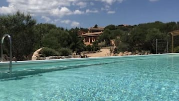 Piscina stagionale all'aperto, ombrelloni da piscina, lettini