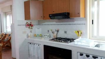 Studio | Eigene Kochnische | Kühlschrank, Ofen, Herdplatte, Kochgeschirr/Geschirr/Besteck