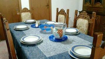 Studio | Essbereich im Zimmer