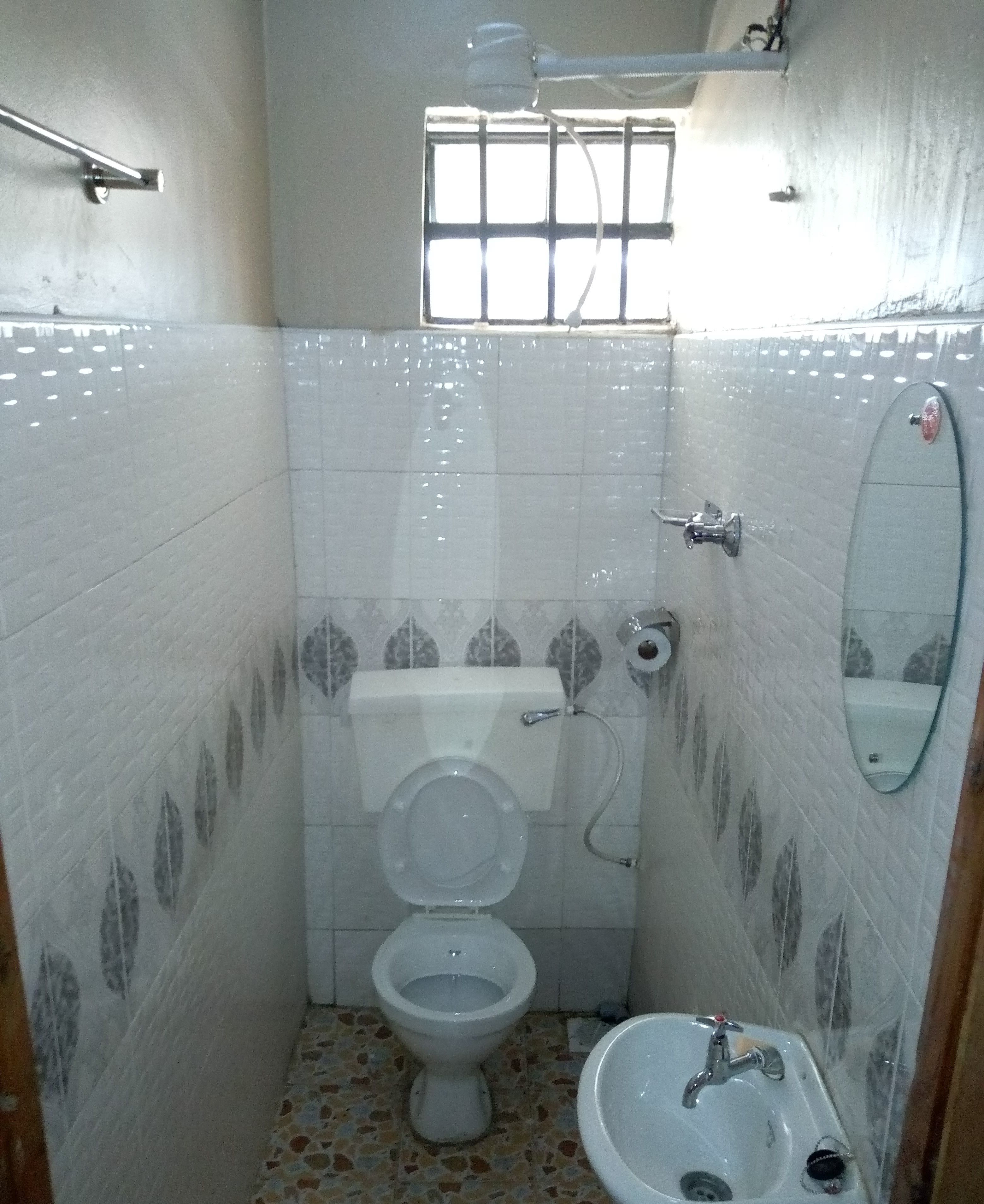 Comfort Twin Room, 2 Single Beds, Non Smoking | Bathroom | Shower, free toiletries, slippers, towels