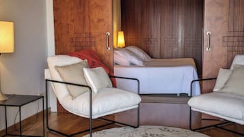 Minibar, pengeskab på værelset, skrivebord, mørklægningsgardiner