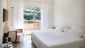 Minibar, caixa forta a l'habitació, escriptori i cortines opaques