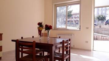 Appartement, 2 chambres | Restauration dans la chambre