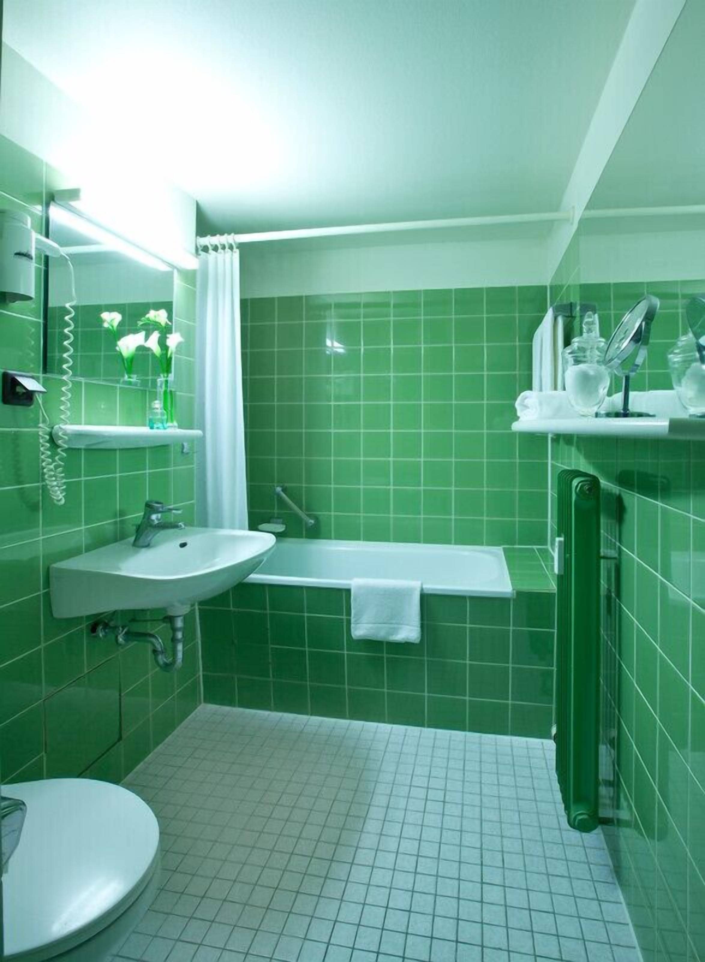 A bathroom with a sink, toilet, and bathtub.