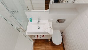 Nice Studio | Banheiro | Chuveiro, toalhas de banho