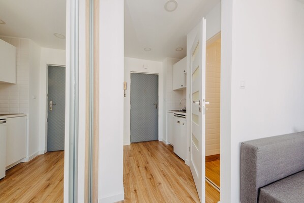 Iron/ironing board, free WiFi, bed sheets - Nice Studio (Warsaw)