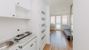 Nice Studio | Cozinha americana privada | Geladeira, cooktop, talheres/pratos/utensílios de cozinha