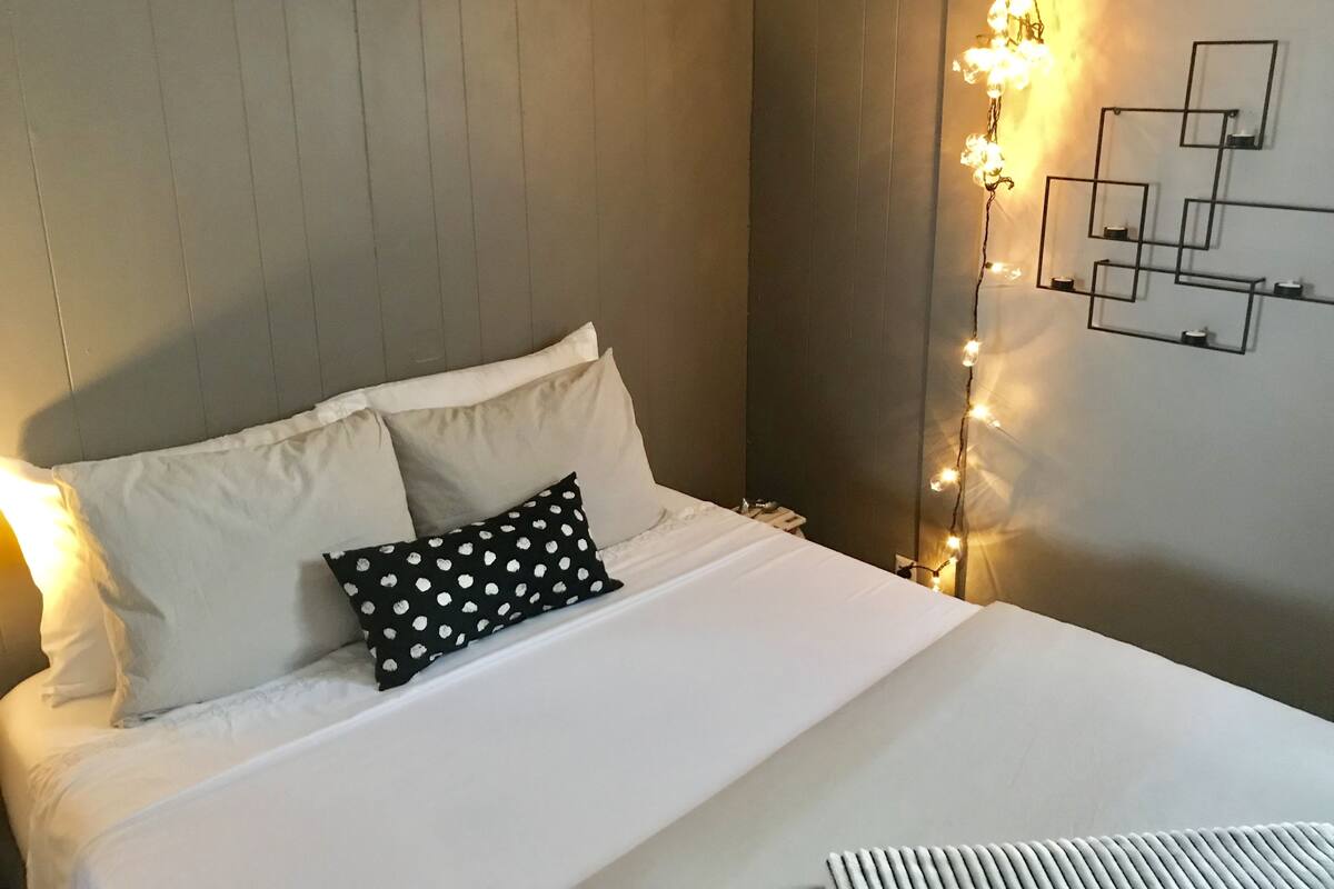Memory foam beds, WiFi (free), bed sheets
