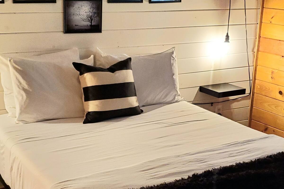 Romantic Cottage, Multiple Beds | Memory foam beds, WiFi (free), bed sheets