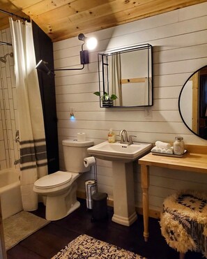 Cabaña de lujo, 2 habitaciones | Baño | Tina con regadera, amenidades de baño gratuitas, toallas, jabón 