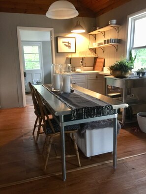 Design Cabin, 2 Bedrooms, Non Smoking, Kitchen | In-room dining