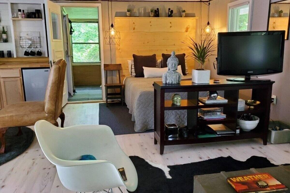 Romantic Studio Suite, 1 Queen Bed, Non Smoking, Kitchenette | Memory foam beds, WiFi (free), bed sheets