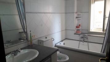 Apartment, 2 Schlafzimmer | Badezimmer