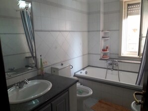 Apartment, 2 Schlafzimmer | Badezimmer | Duschwanne, Komfortbadewanne, Regendusche
