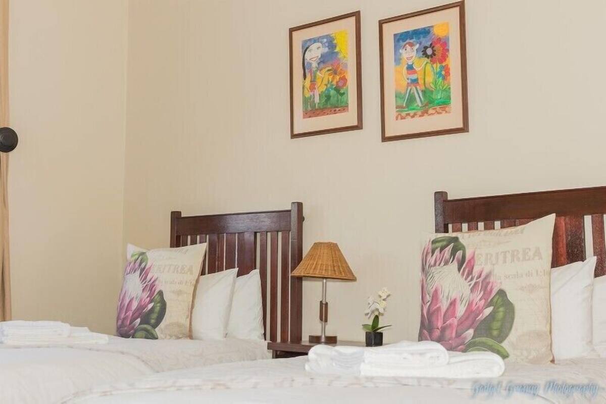 Twin Room | Desk, free WiFi, bed sheets