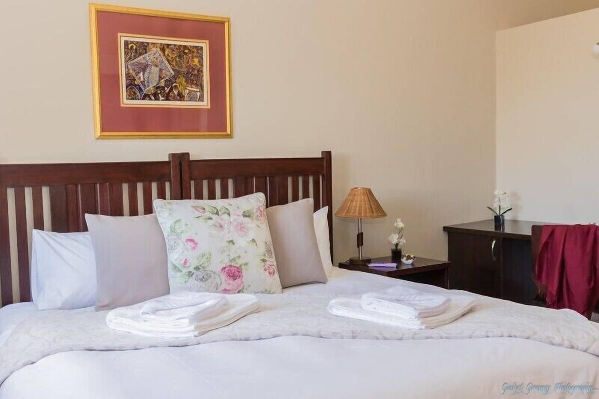 Family Room | Desk, free WiFi, bed sheets
